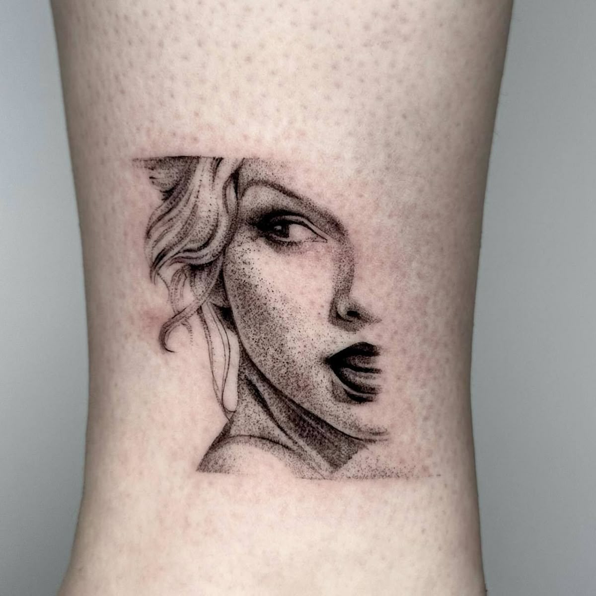 29 Micro Realism Tattoo Ideas: Tiny Details With a Big Visual Impact