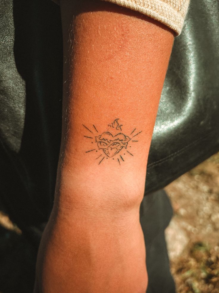 28 Sacred Heart Tattoo Ideas: From Delicate Fine Line Designs to Bold Traditional Ink
