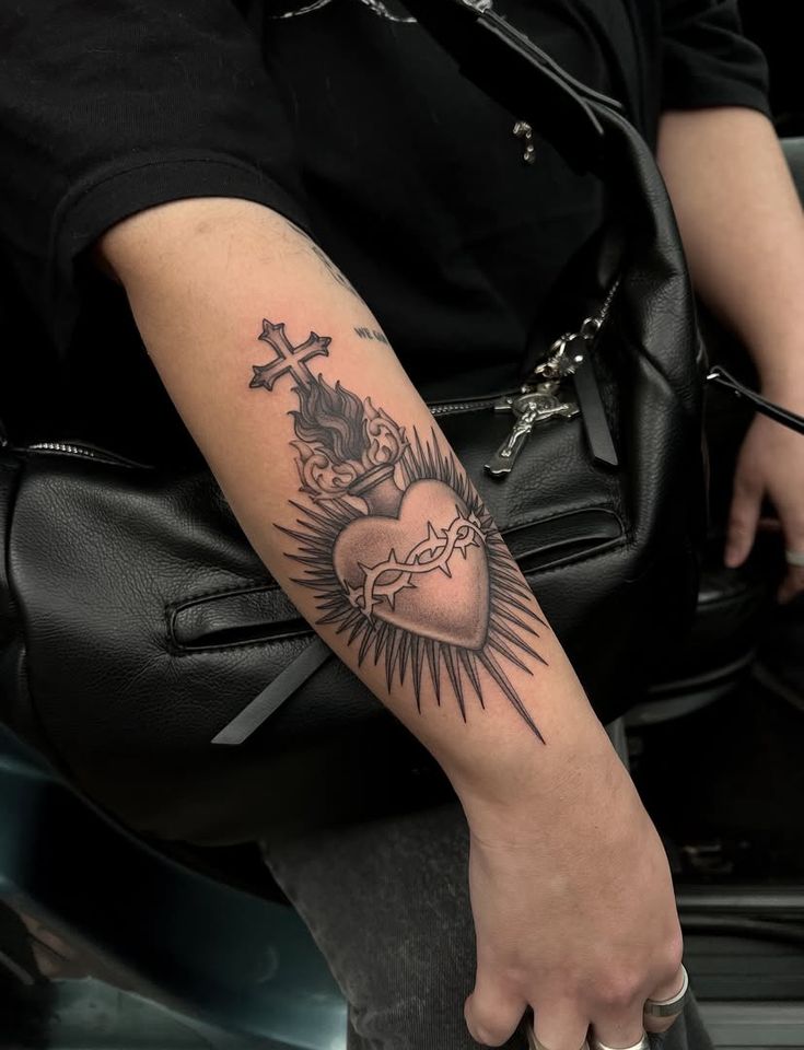 28 Sacred Heart Tattoo Ideas: From Delicate Fine Line Designs to Bold Traditional Ink