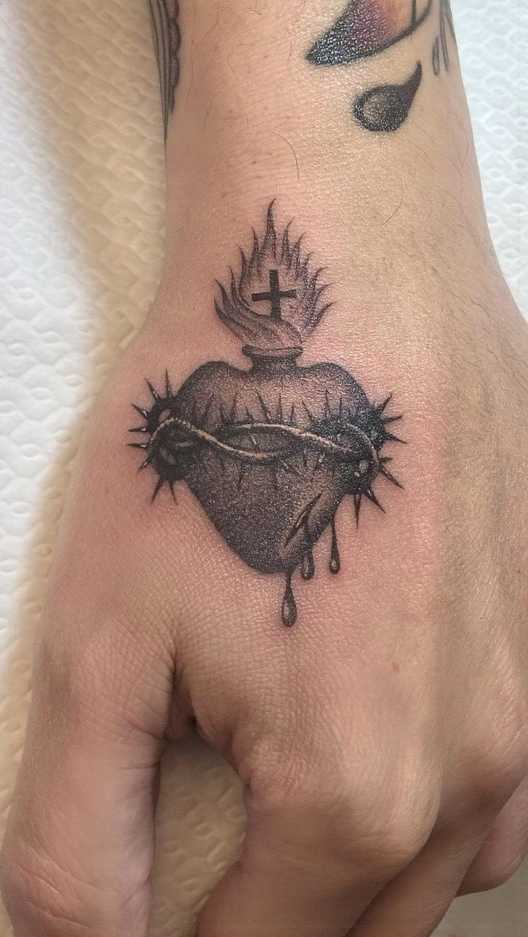 28 Sacred Heart Tattoo Ideas: From Delicate Fine Line Designs to Bold Traditional Ink